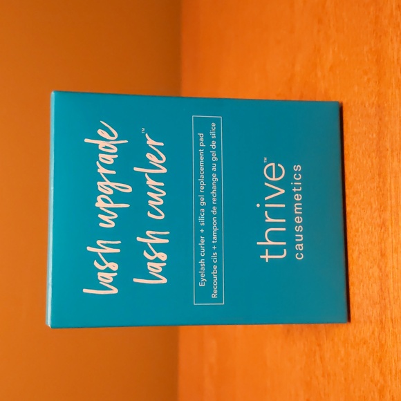 Eyelash curler with replacement pad - Picture 1 of 2